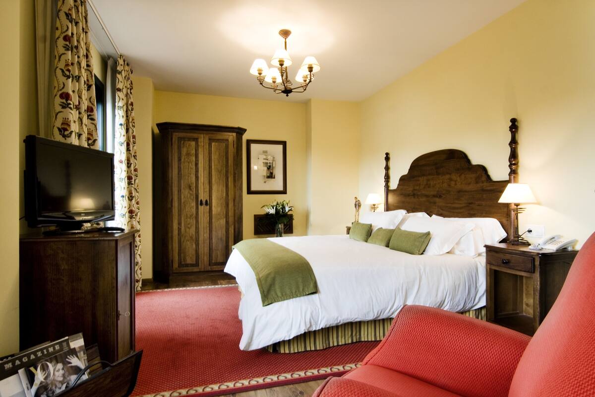 Frigobar, cofres nos quartos, escrivaninha, cortinas blackout