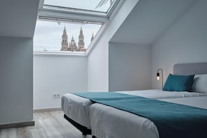 Minibar, Zimmersafe, Schreibtisch, Verdunkelungsvorhänge