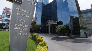 Un letrero de hotel que enumera sus servicios, incluyendo un restaurante, cafetería, pub y un puerto deportivo.