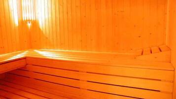 Una sauna con bancos y paredes de madera.