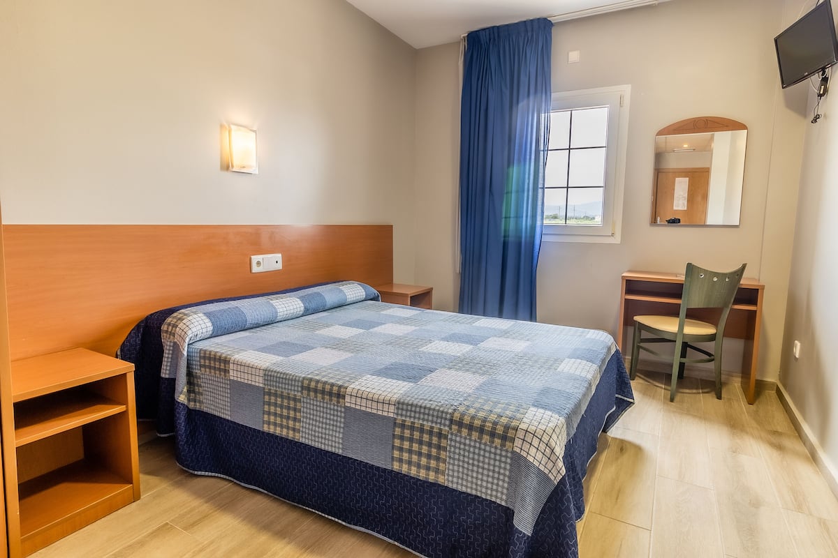 Habitación Doble Estándar (1 cama matrimonio) | Escritorio, espacio para trabajar con un portátil, cortinas opacas