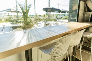 Se sirven desayunos, comidas, cenas y cocina regional 