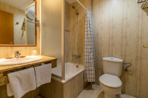 Camera doppia | Bagno | Set di cortesia gratuito, asciugacapelli, asciugamani