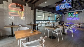 Breakfast, lunch, dinner served; Regional cuisine