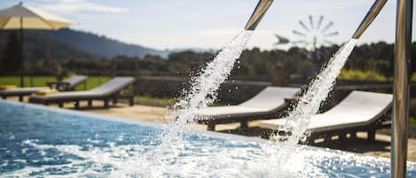 Piscine couverte, 3 piscines extérieures, parasols de plage