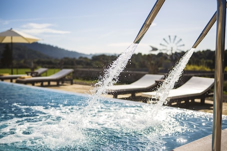 Una piscina techada, 3 piscinas al aire libre, sombrillas. Hotel Rural Monnaber Nou & SPA