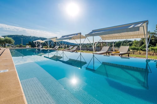 Piscine couverte, 3 piscines extérieures, parasols de plage