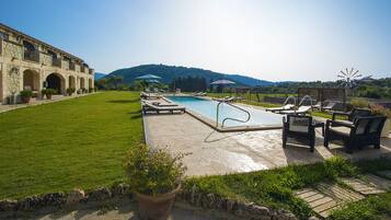 Een binnenzwembad, 3 buitenzwembaden, parasols voor strand/zwembad