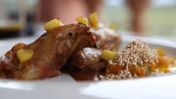 Un plato de comida con carne y papas.