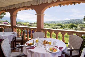 فطور أوروبي يوميًا بتكلفة قدرها (12 EUR للشخص)