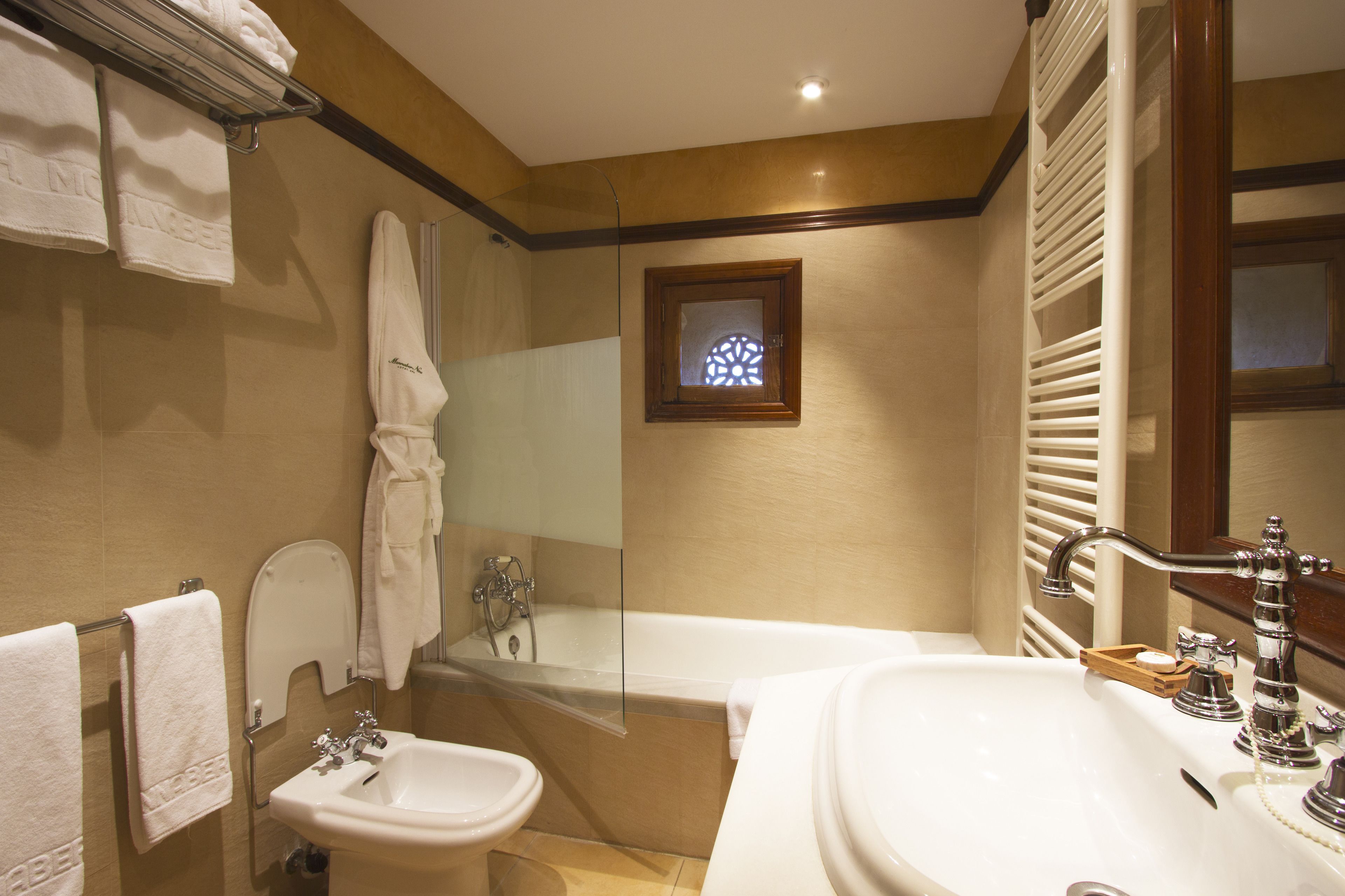 Une salle de bain avec une baignoire, un lavabo et des toilettes.