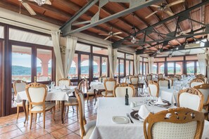 حيث تُقدم وجبات الغداء، العشاء، أطباق البحر المتوسط، إطلالات على الحديقة