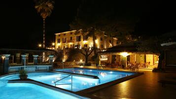 住宿正面 - 傍晚/夜晚