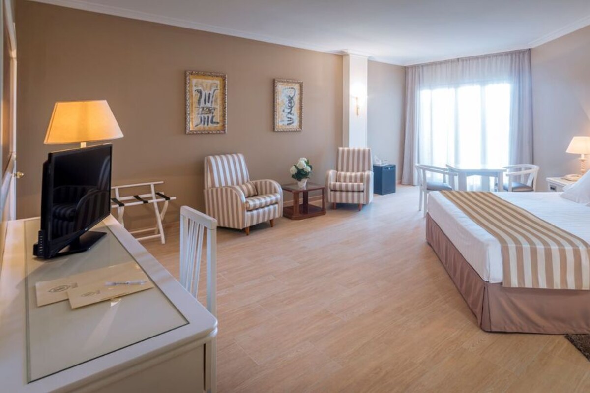 Minibar, in-room safe, soundproofing, WiFi (free)
