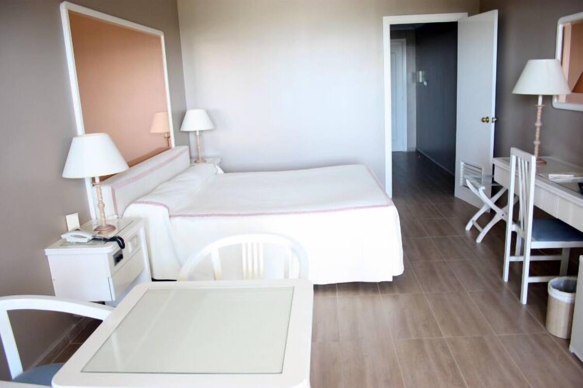 Minibar, in-room safe, soundproofing, WiFi (free)