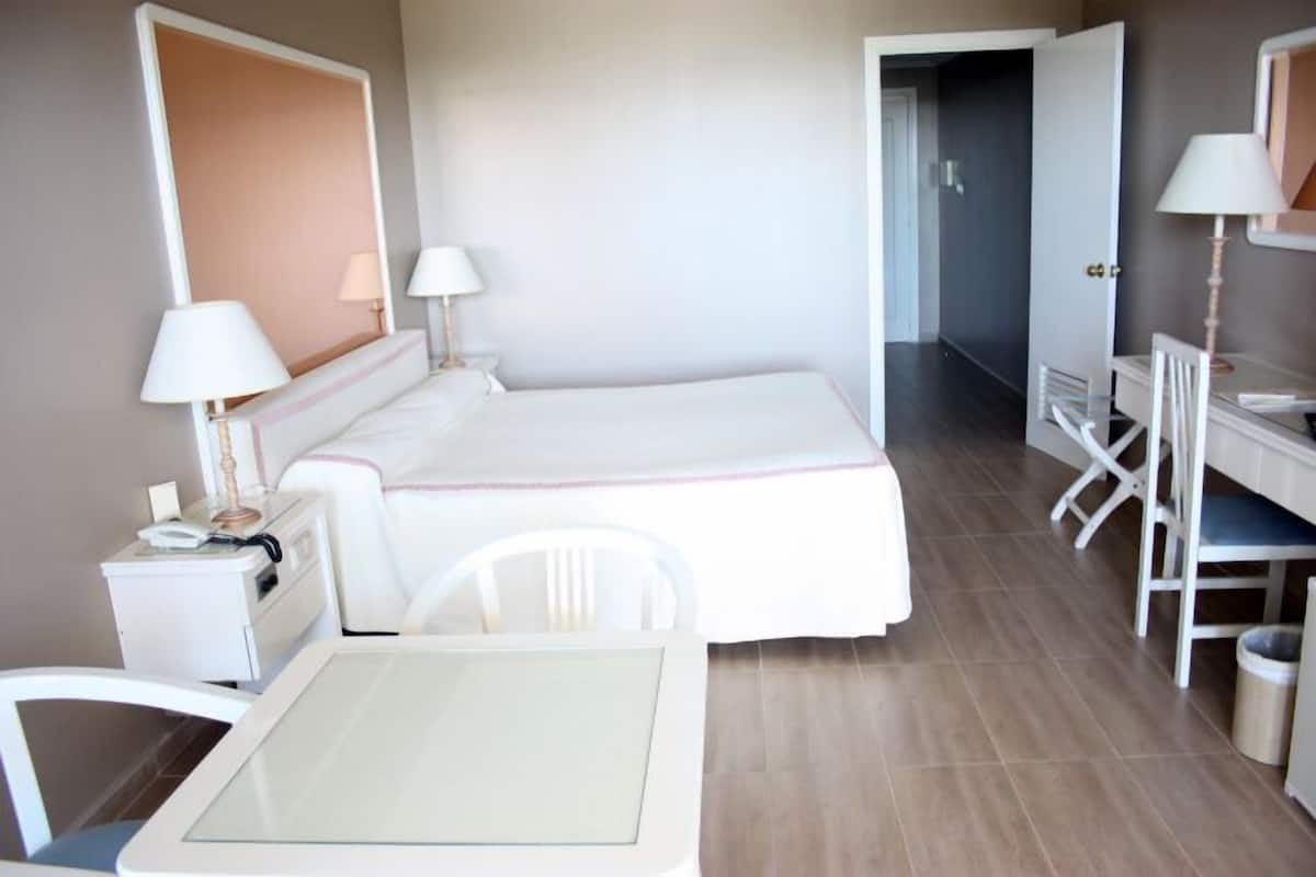 Een minibar, een kluis op de kamer, geluiddichte muren, gratis wifi