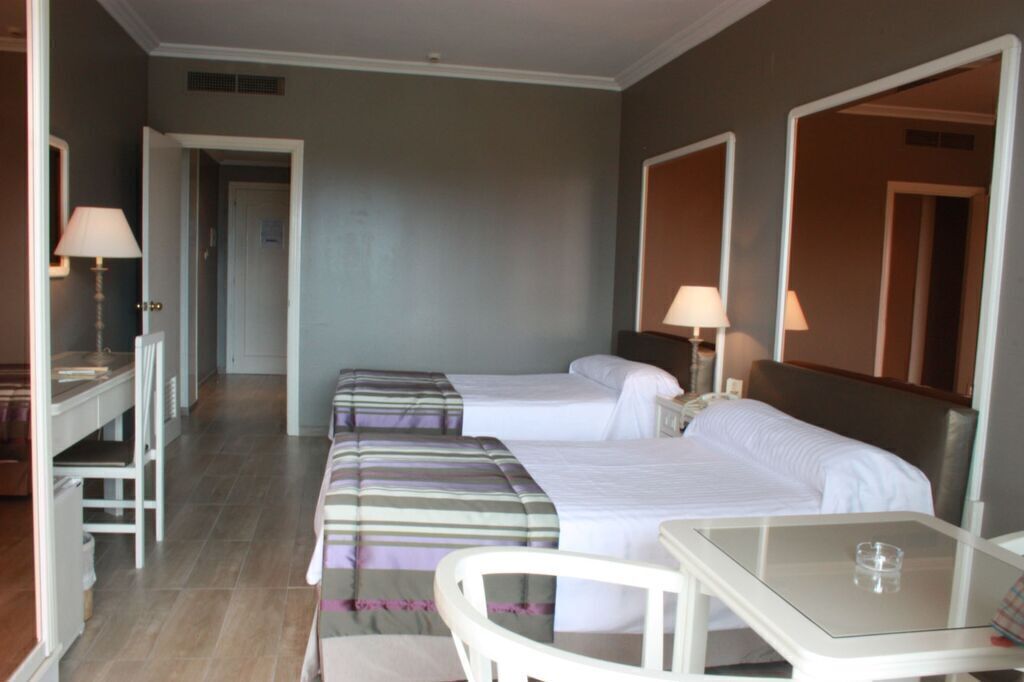 Minibar, in-room safe, soundproofing, WiFi (free)