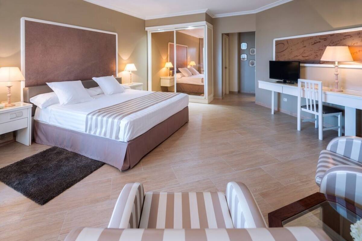 Minibar, in-room safe, soundproofing, WiFi (free)