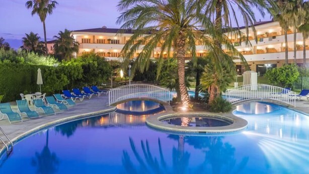 Outdoor pool - Hotel Mas Gallau (Cambrils)