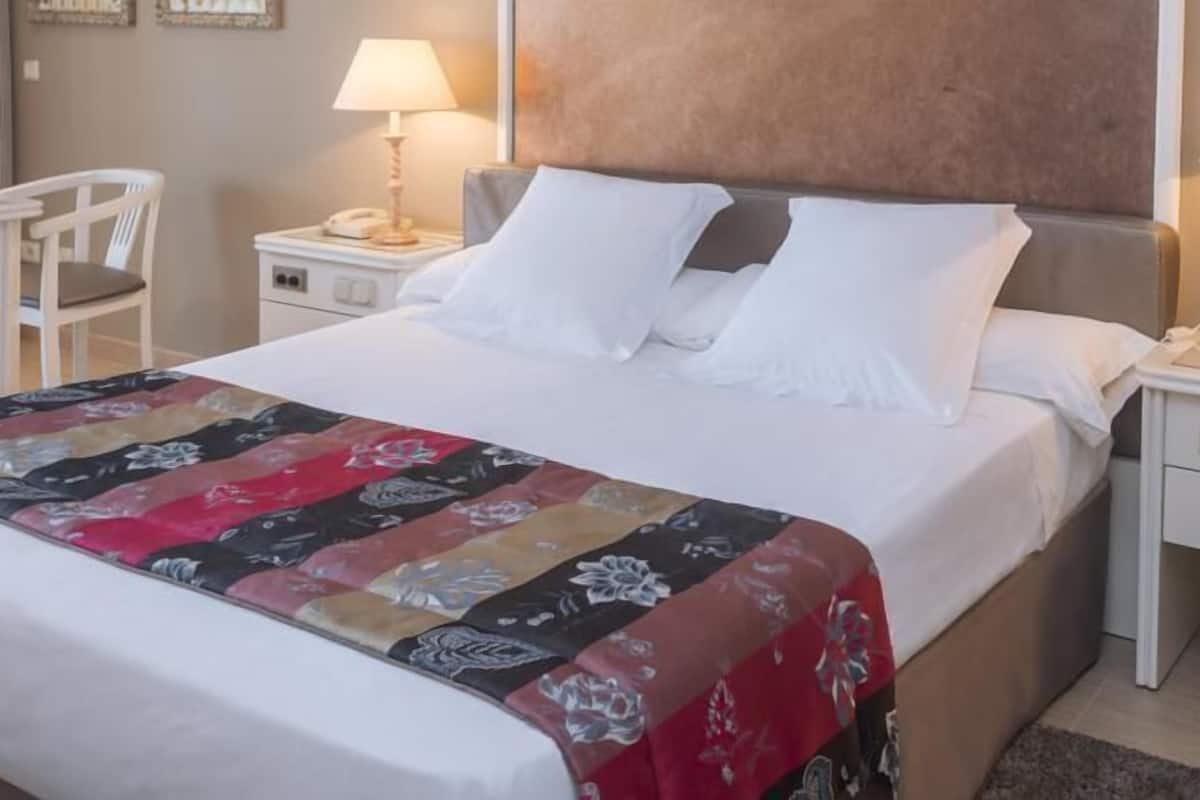 Minibar, in-room safe, soundproofing, WiFi (free)