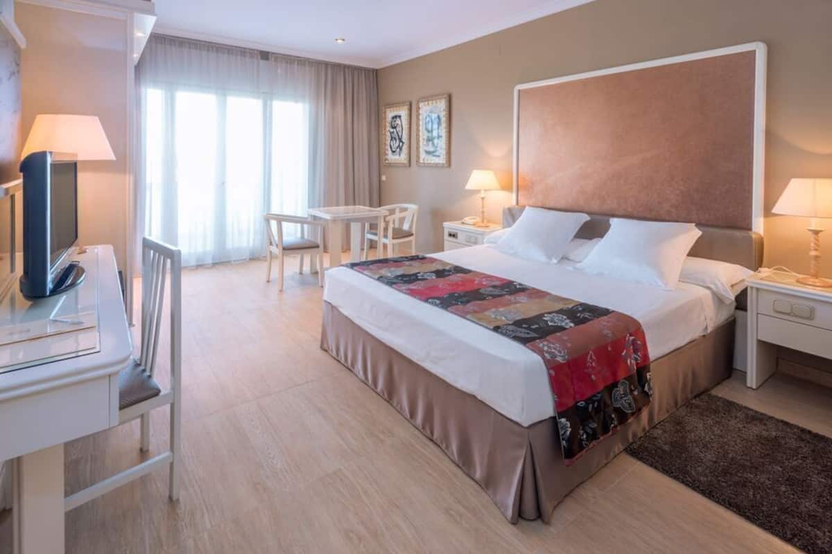 Minibar, in-room safe, soundproofing, WiFi (free)