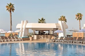 Innenpool, Außenpool, Sonnenschirme, Liegestühle