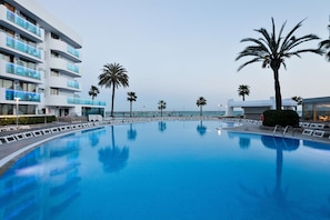 Indoor pool, outdoor pool, pool umbrellas, pool loungers - Hotel Best Maritim (Cambrils)