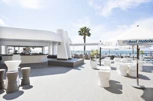 Bar junto a la piscina