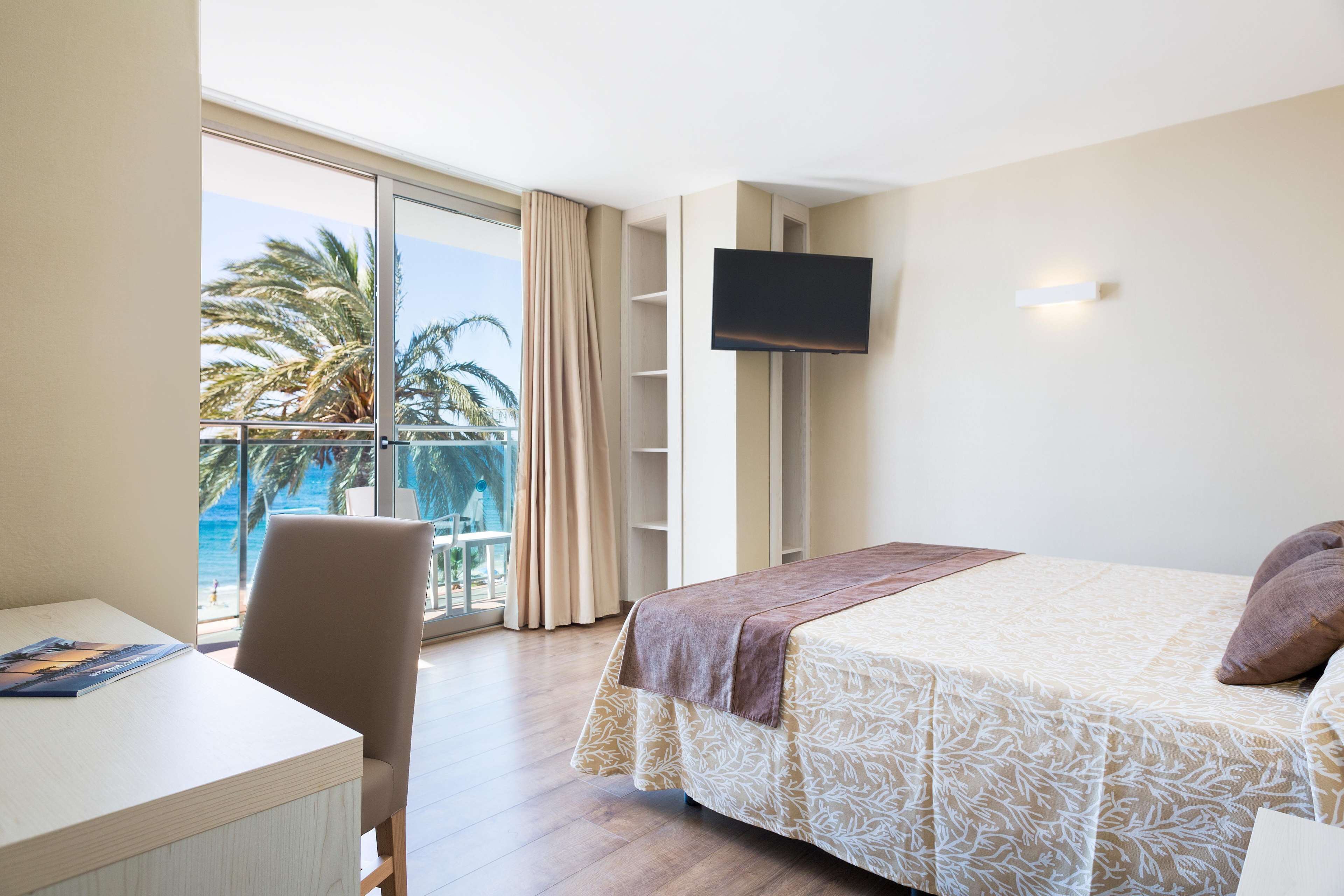 Een minibar, een kluis op de kamer, een bureau, gratis wifi