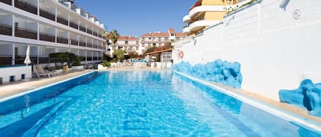 2 piscines extérieures, accès possible de 10 h à 20 h, parasols