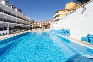 2 outdoor pools, open 10:00 AM to 8:00 PM, pool umbrellas, sun loungers - Pez Azul (Puerto de la Cruz)