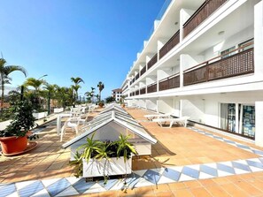 Un hôtel doté d’espaces extérieurs aménagés, d’une piscine et d’une architecture moderne.