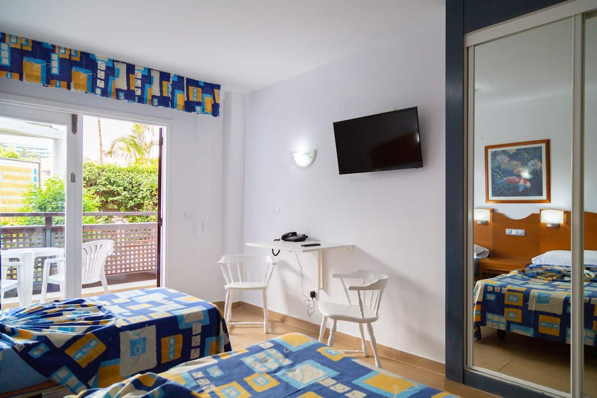 Single Studio | In-room safe, blackout drapes, soundproofing, iron/ironing board