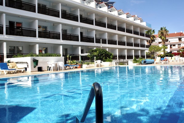 2 piscines a l'aire lliure (horari: 10:00-20:00), para-sols i gandules