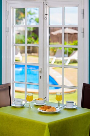 Petit déjeuner (5 EUR par personne)