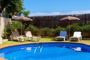 Ulkouima-allas, aurinkotuoleja