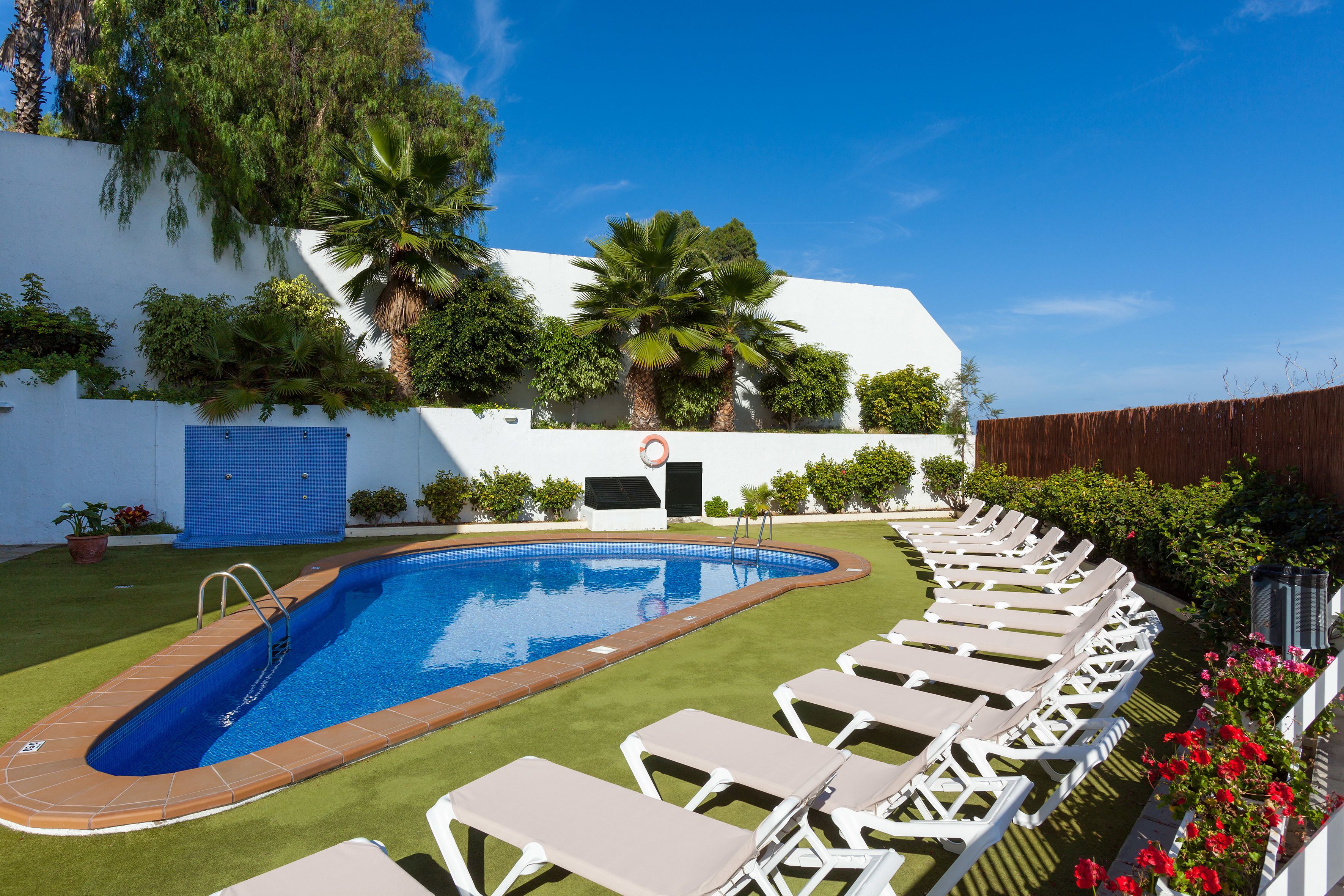 Outdoor pool, pool loungers