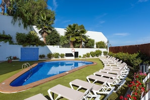 Piscina a l'aire lliure i gandules 