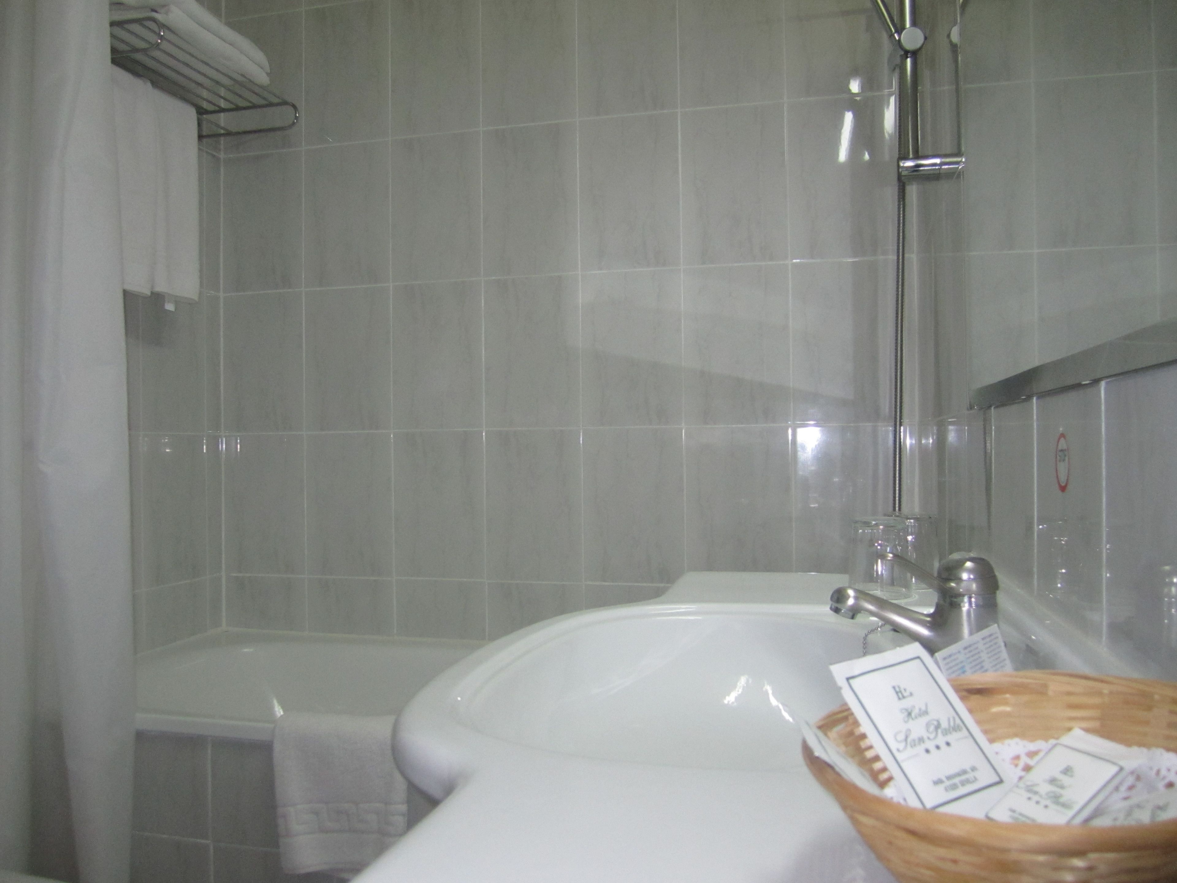 bathtub, deep-soaking bathtub, free toiletries, hair dryer