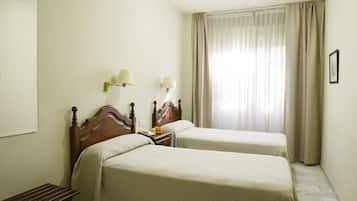 Tempat tidur Select Comfort, brankas, meja kerja, dan tirai kedap cahaya