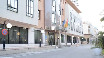 Vista frontal de la propiedad