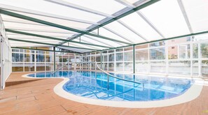 Inomhuspool och utomhuspool