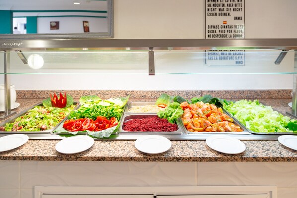 Ein Buffet mit verschiedenen Salaten und Gemüsesorten.