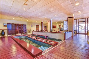 室外游泳池，提供泳池遮陽傘和日光浴躺椅