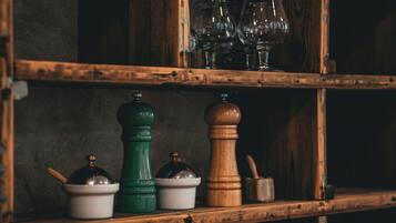 2 restaurants, lunch, dinner served; French cuisine