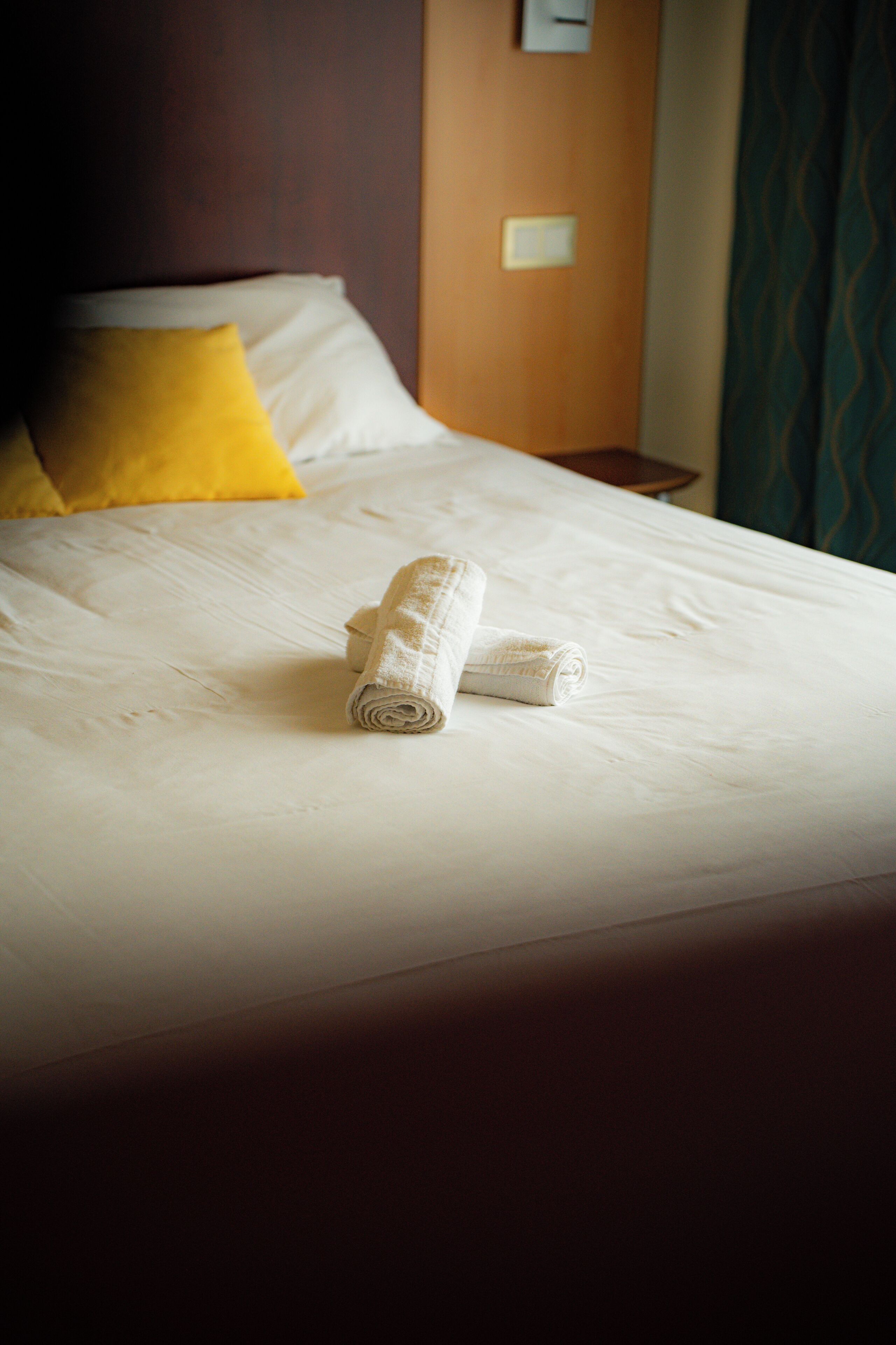 Bureau, chambres insonorisées, fer et planche à repasser