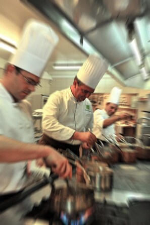 2 restaurants servant le déjeuner et le dîner, plats Cuisine française