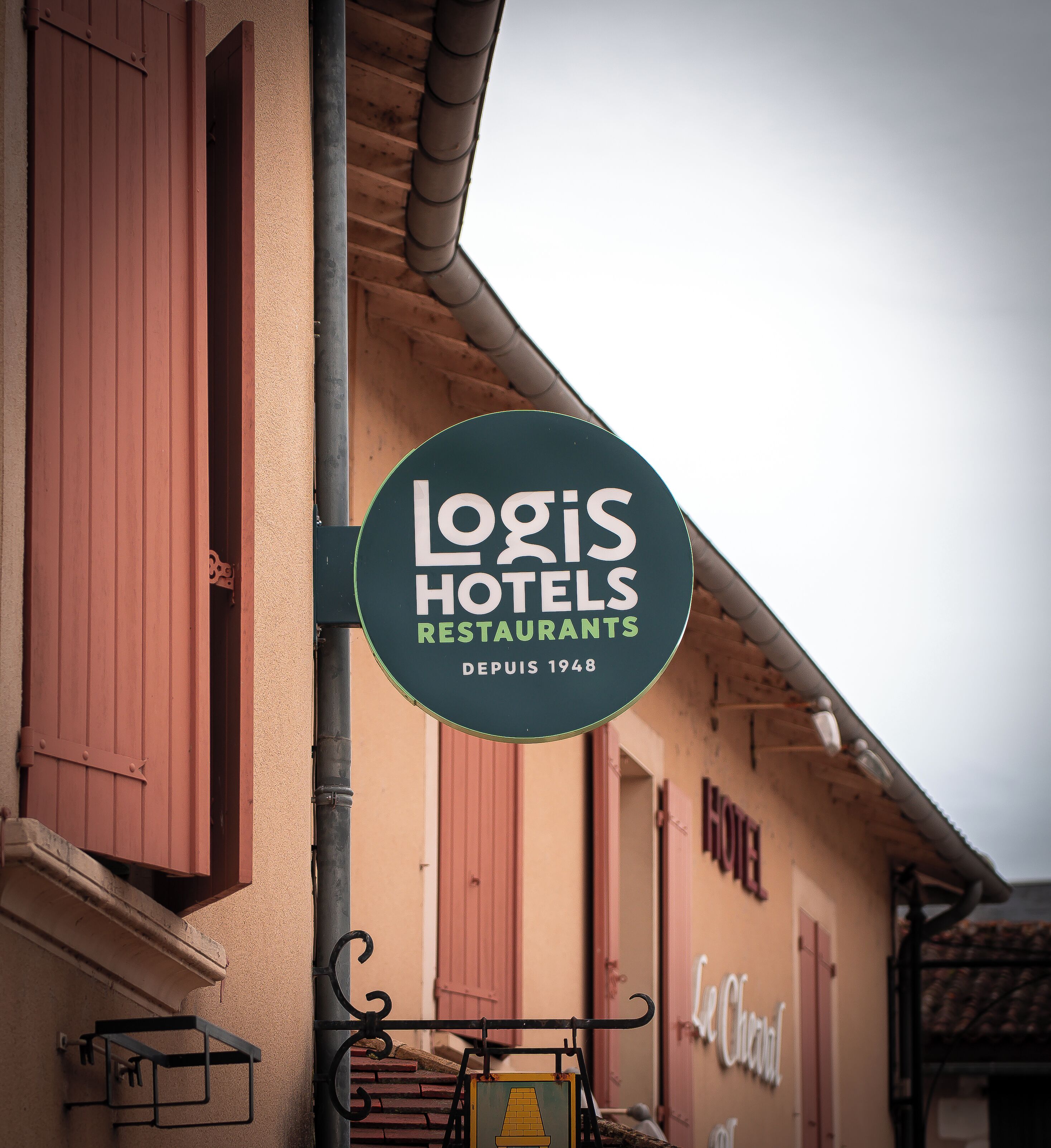 Letrero de Logis Hotels & Restaurants con fecha desde 1948.