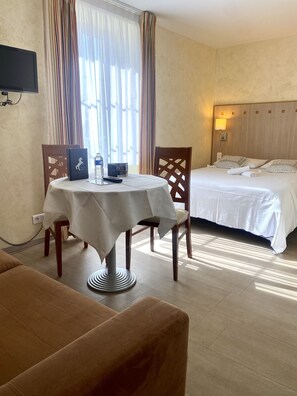 Bureau, chambres insonorisées, fer et planche à repasser