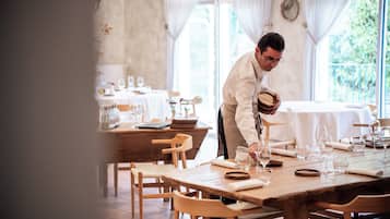 2 restaurants; lunch and dinner served